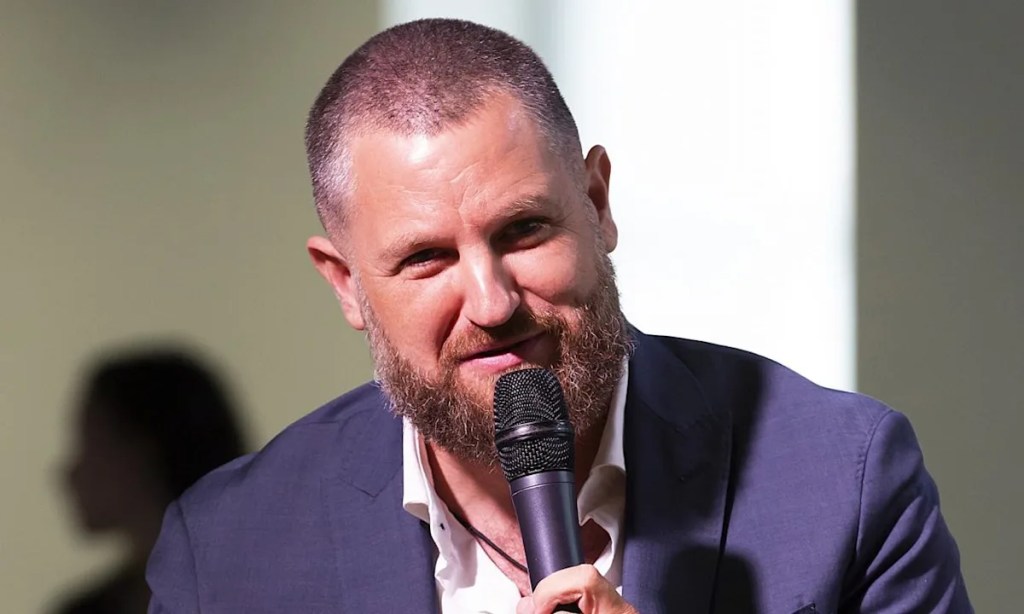 ¡Hola!: De ‘Clandestino’ a ‘Palomares. Días de playa y plutonio’: David Beriain, un referente televisivo del&nbsp;reporterismo